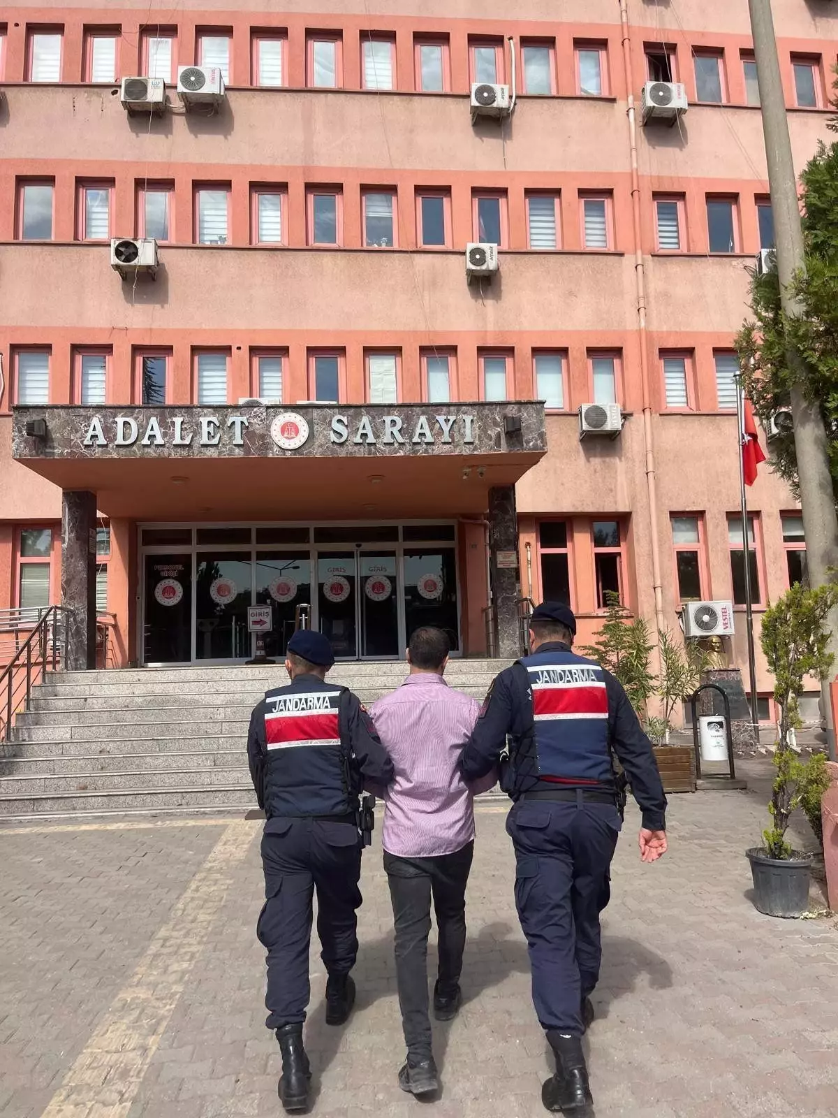 Firari Hükümlü Camide Uyurken Yakalandı