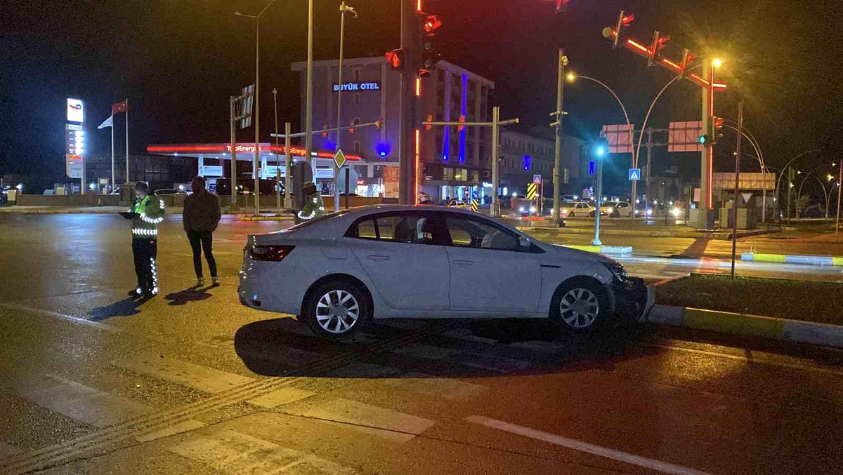 Çorum'da Trafik Kazası: Sürücü Yaralandı