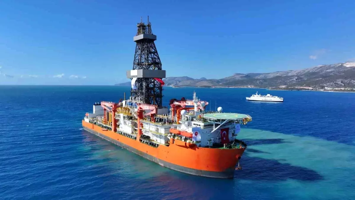 Enerji ve Tabii Kaynaklar Bakanı Alparslan Bayraktar, Türk filosuna katılan iki yeni sondaj gemisinden ilkinin Mersin Taşucu'na ulaştığını bildirdi.
