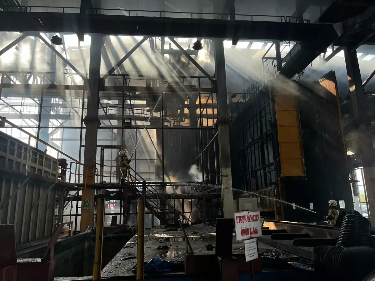 İzmir'deki Çelik Fabrikasında Yangın Kontrol Altına Alındı