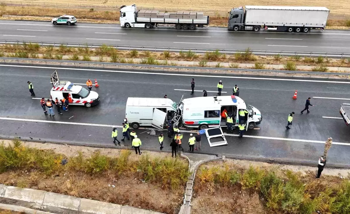 Jandarma aracına minibüs çarptı: 2 jandarma şehit, 1 vatandaş hayatını kaybetti