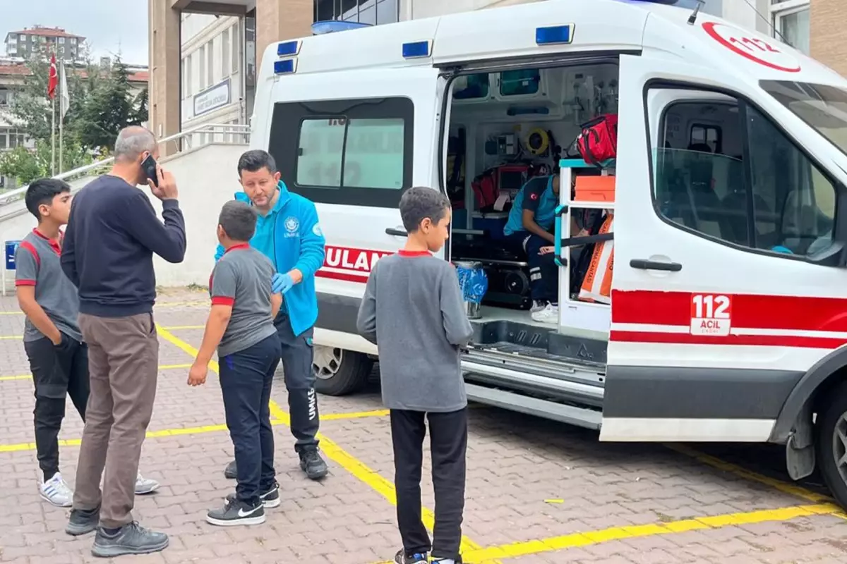 Yangın alarmına basan öğrenci izdihama neden oldu: 14 yaralı