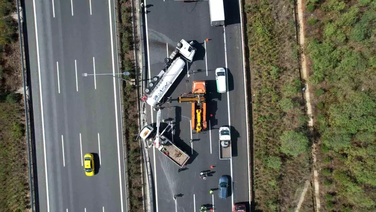 Beykoz'da Taksi ile Tır Çarpıştı: Trafik Kilitlendi