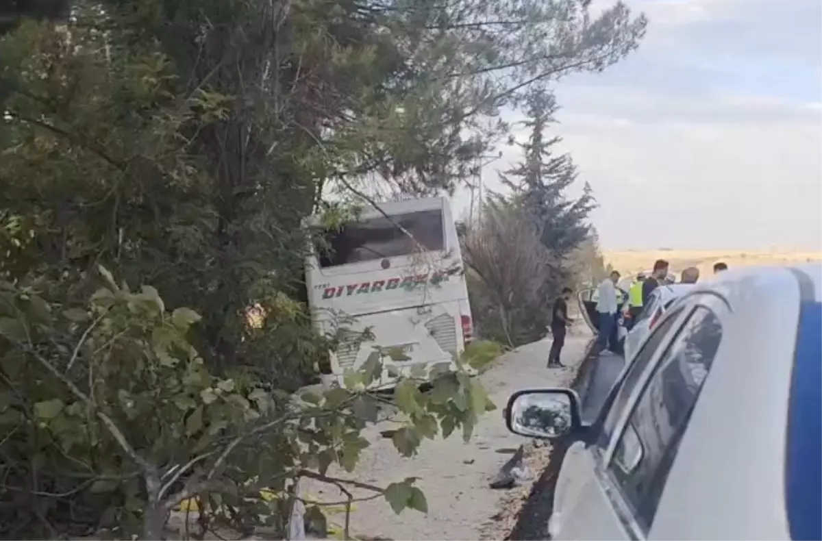 Adıyaman'da Otomobil ve Yolcu Otobüsü Kafa Kafaya Çarpıştı: 4 Kişi Hayatını Kaybetti