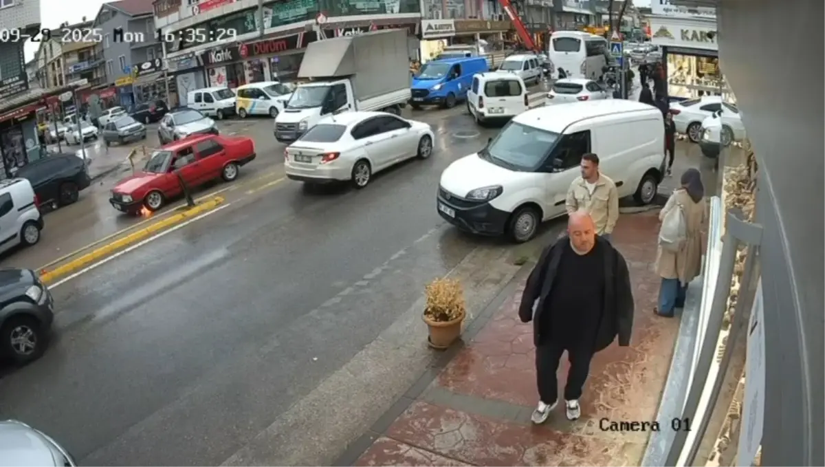 Kartepe'de Seyir Halindeki Otomobilde Yangın Çıktı