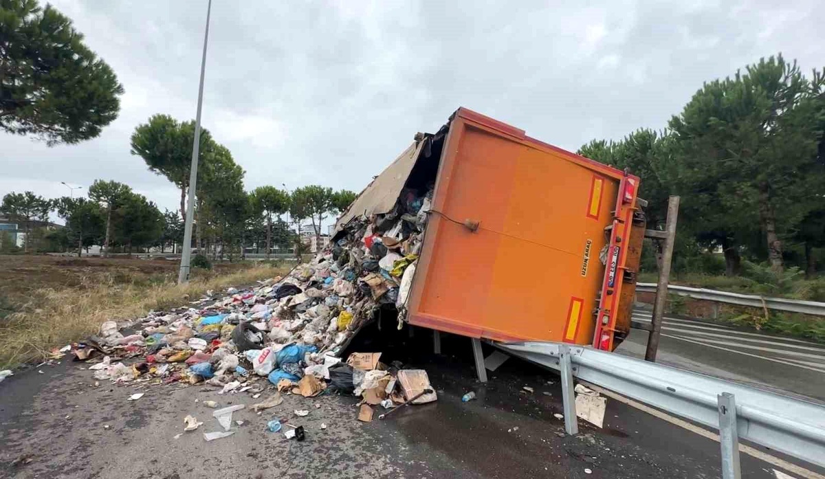 Samsun'da Çöp Yüklü Tır Devrildi
