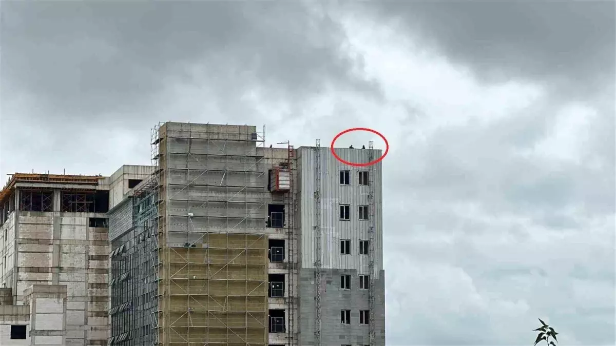 Samsun'da İşçiler, Maaşlarını Alamadıkları İçin İnşaatın Çatısına Çıktı