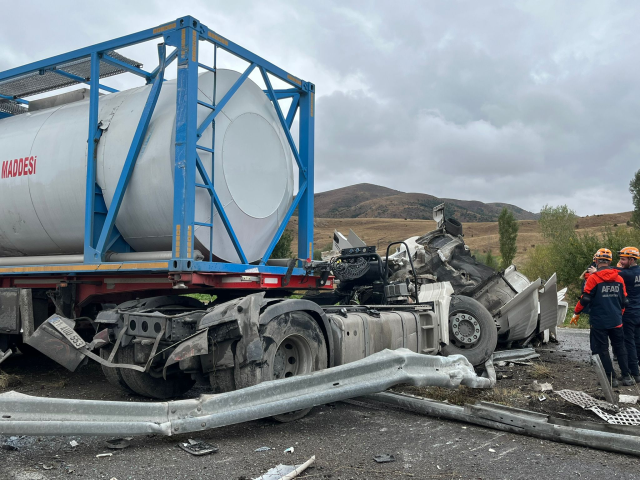 A truck collided with a passenger bus in Sivas! Many injured