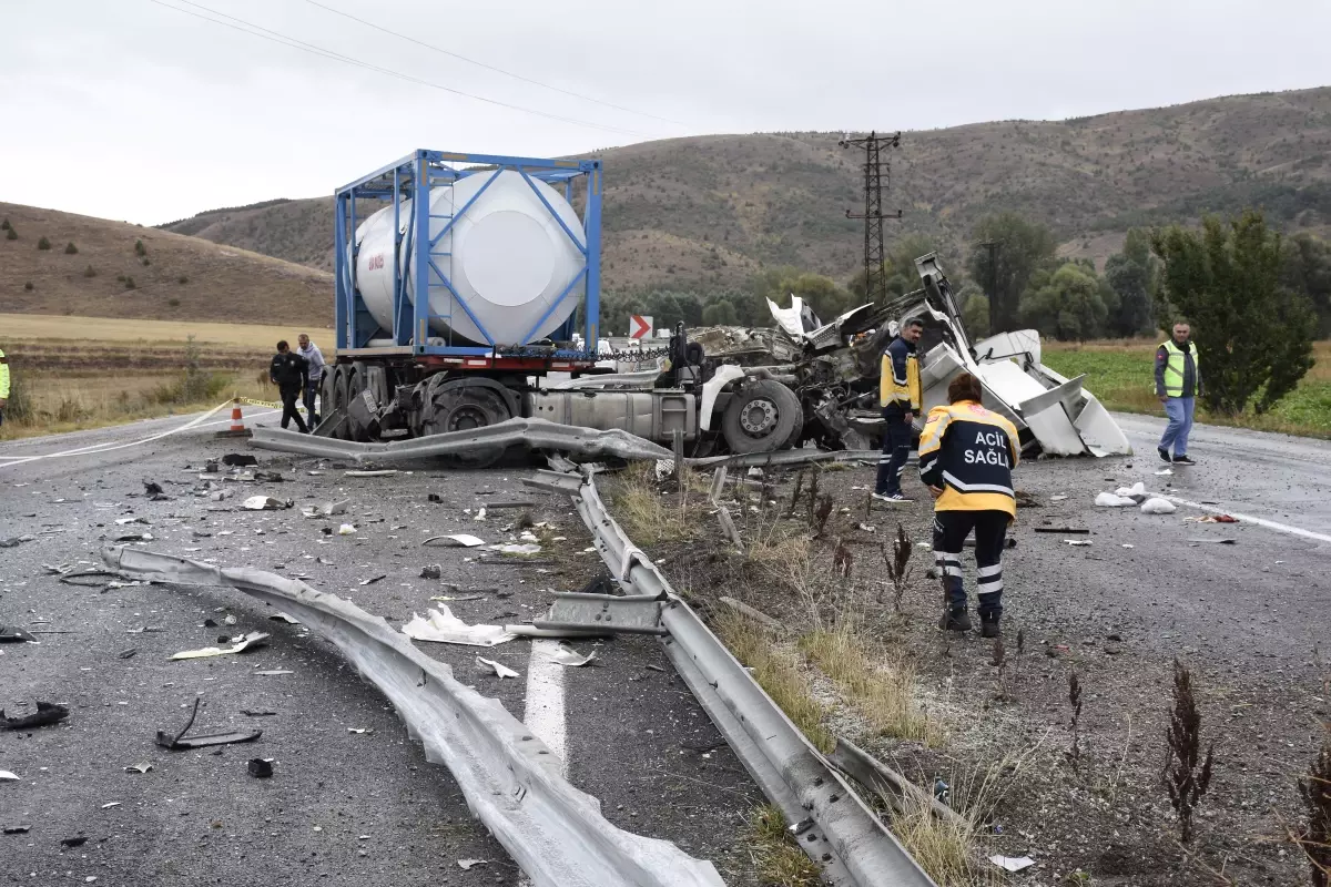 Sivas'ta Otobüs ile TIR Çarpıştı: 3'ü Ağır 18 Yaralı