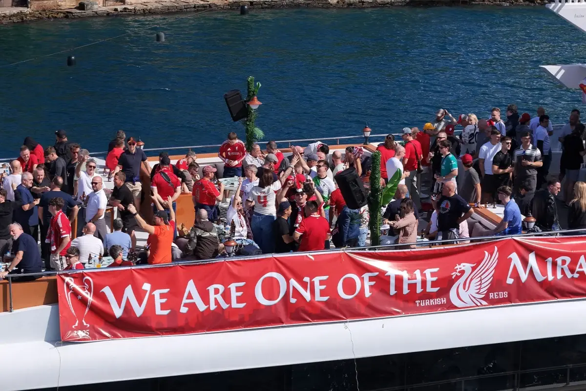 Tekne turu yapan Liverpool taraftarından Galatasaray Adası önünde eşsiz anlar