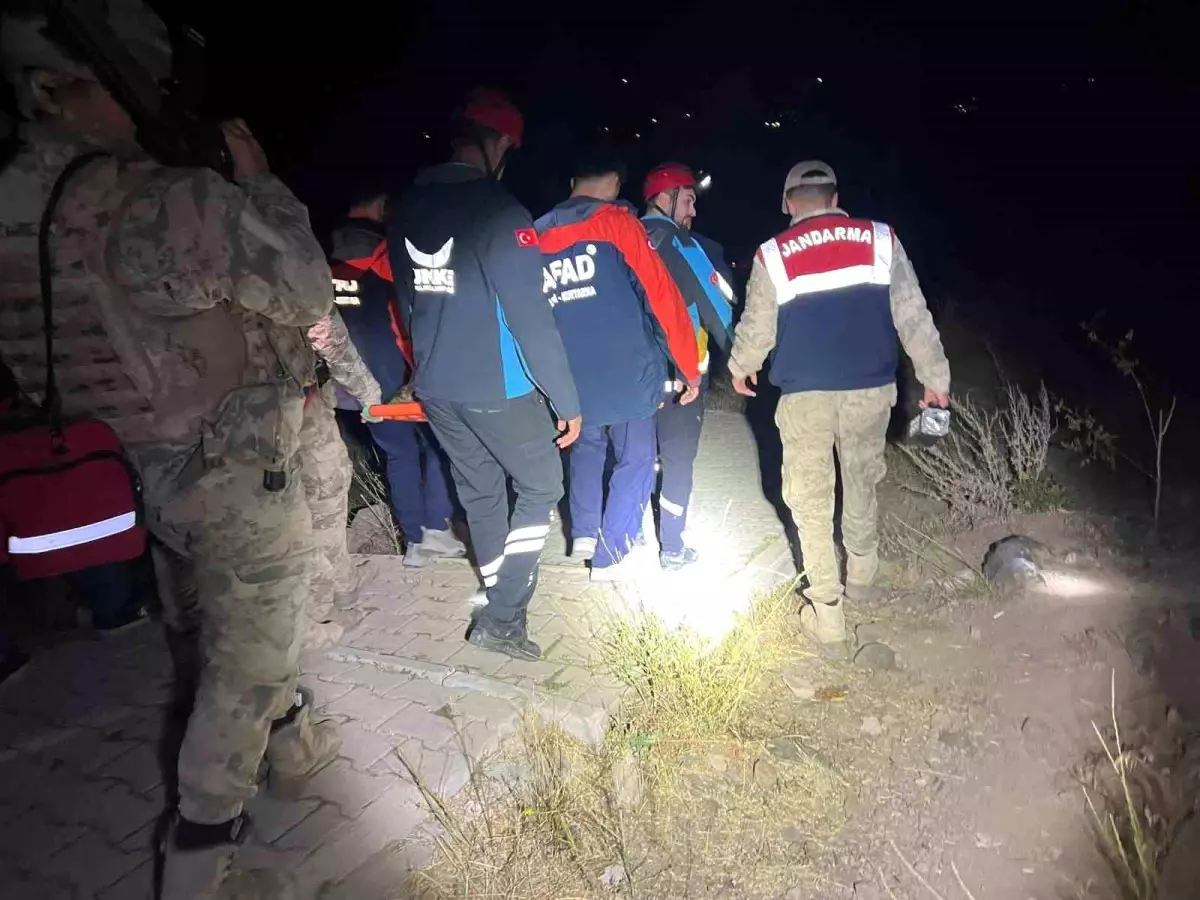 Tunceli'de Kayalıklardan Düşen Kadın Kurtarıldı