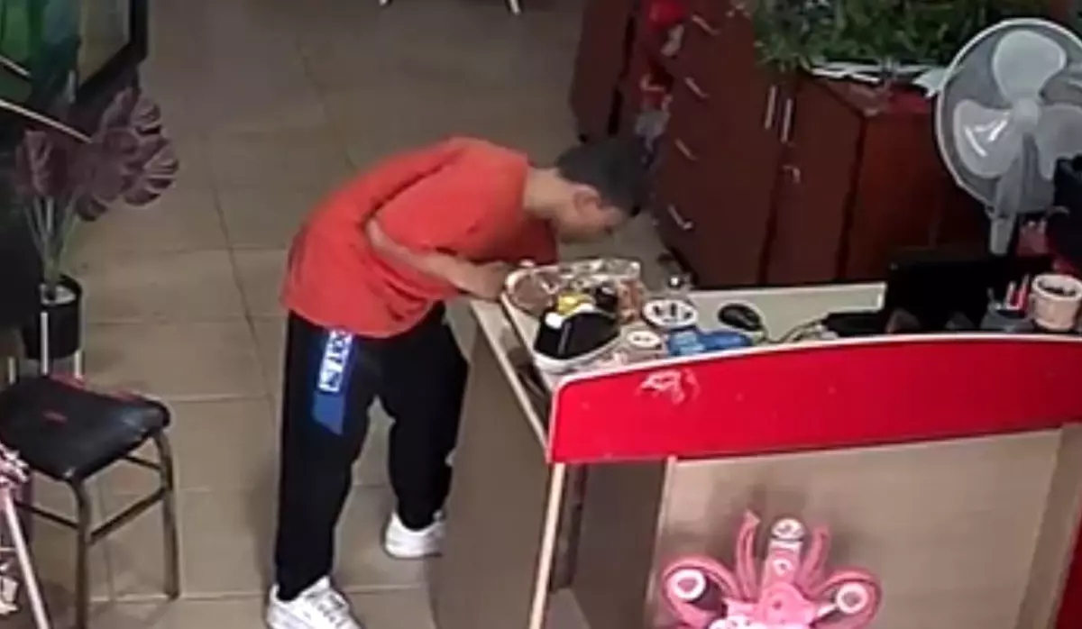 Manisa'da 11 Yaşındaki Çocuğun Hırsızlık Eylemi Güvenlik Kameralarında