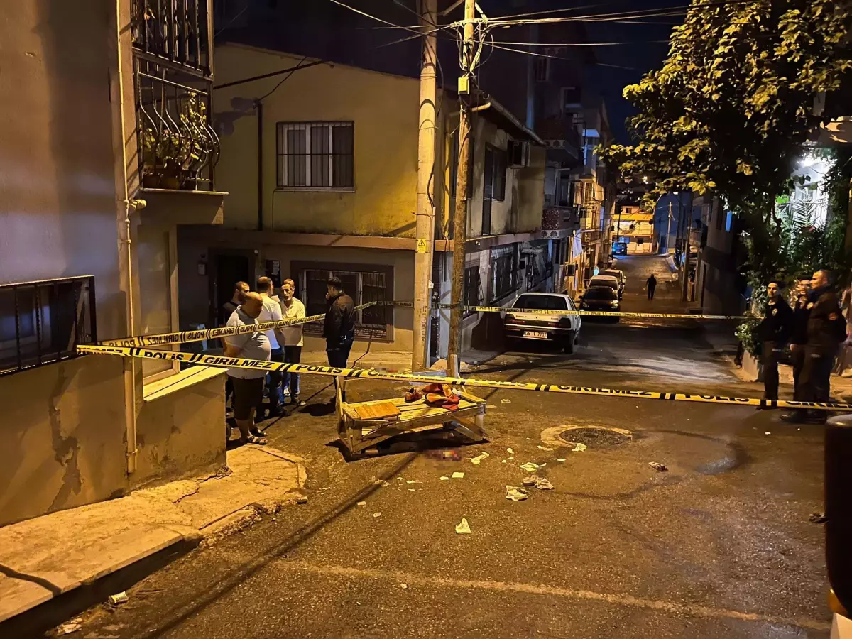 İzmir'de Bıçaklı Kavga: Bir Kişi Öldürüldü