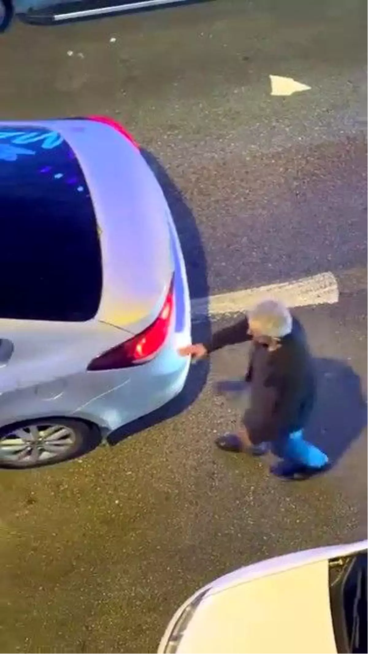 Alkollü Sürücünün Trafikteki İlginç Davranışları Kamerada