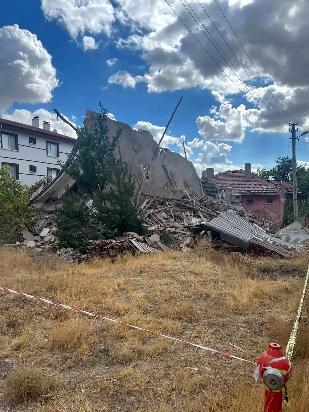 Ankara'da Atıl Binada Göçük: Can Kaybı Yok