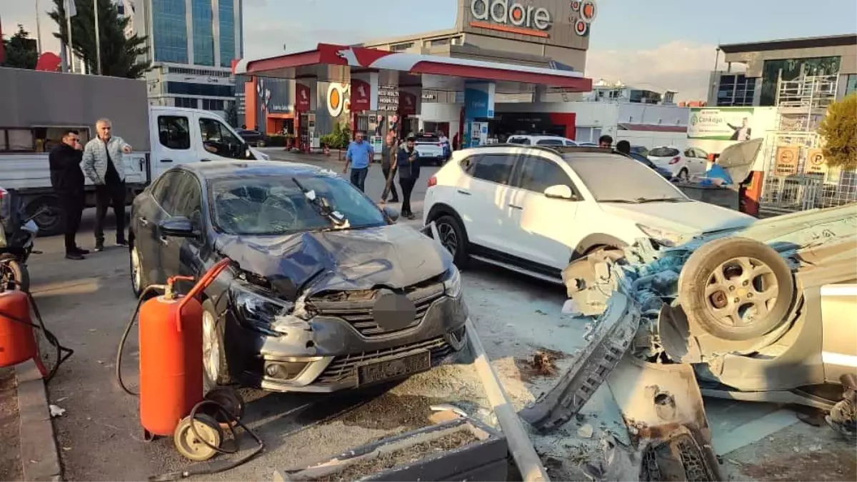 Çankaya'da Kontrolden Çıkan Otomobil Benzinliğe Girdi