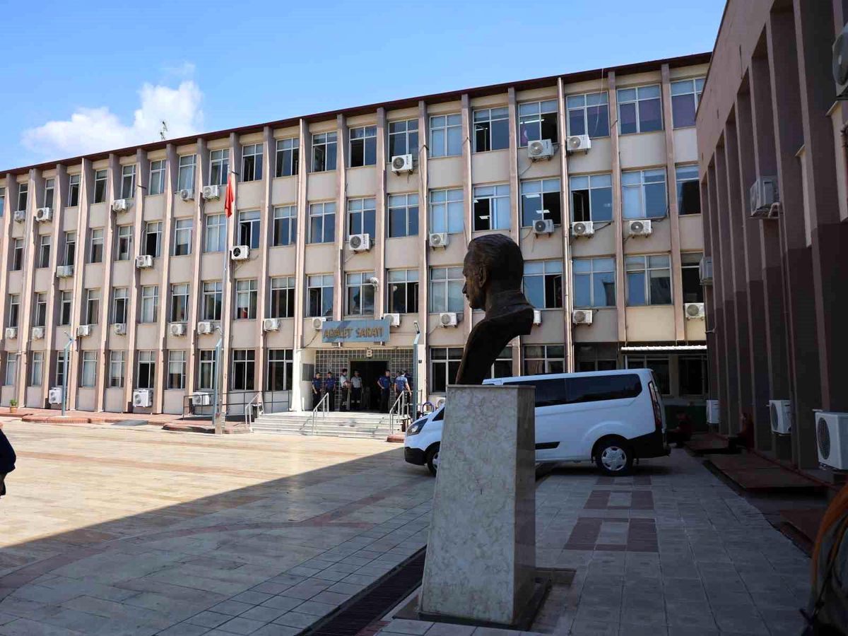 Aydın'da Trafik Kazası Zanlılarının Yakınları Adliye Önünde Gerginlik Yarattı