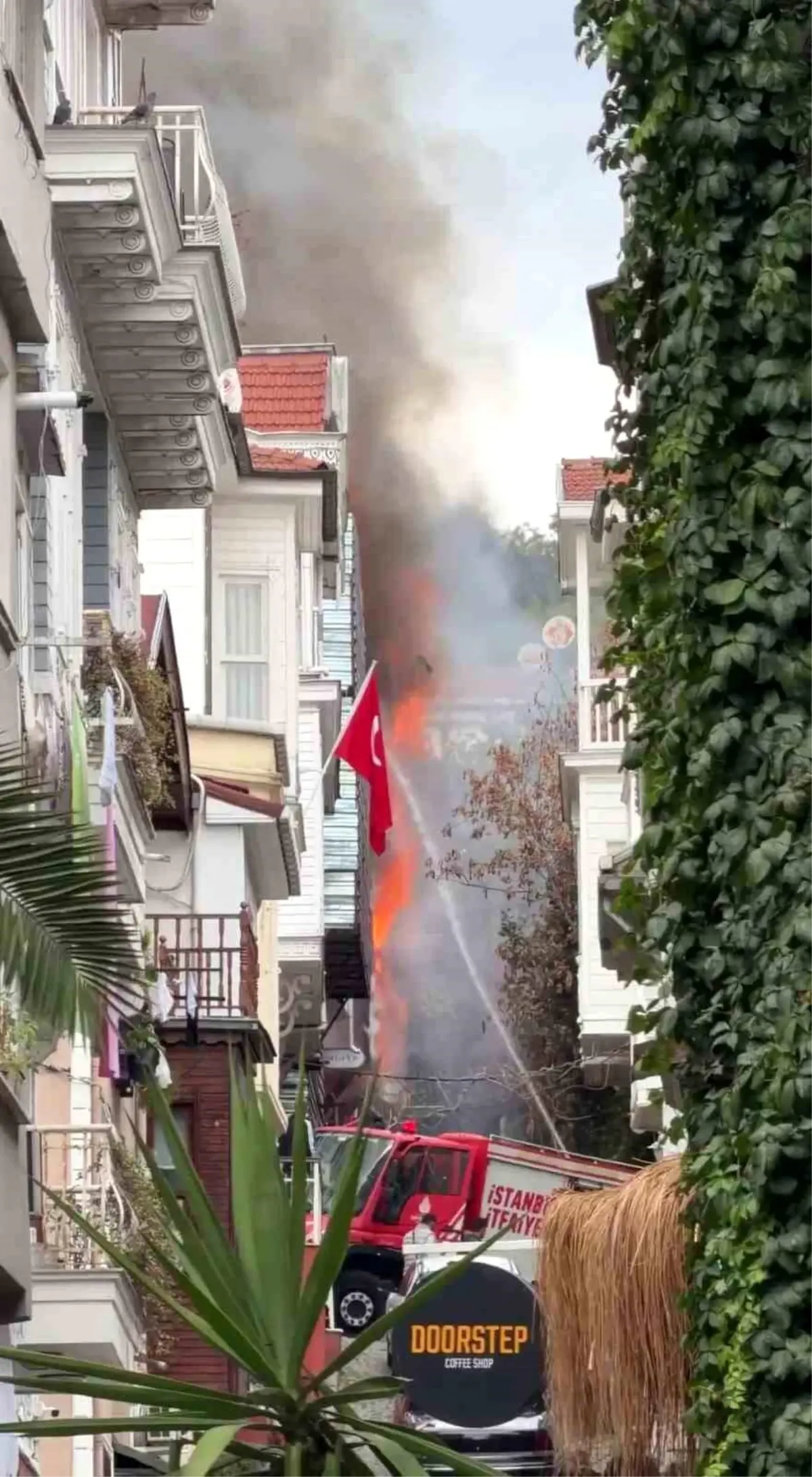Beşiktaş Arnavutköy Mahallesi'nde 4 katlı ahşap binada yangın çıktı. Bina alevlere teslim olurken, olay yerine çok sayıda itfaiye ekibi sevk edildi.
