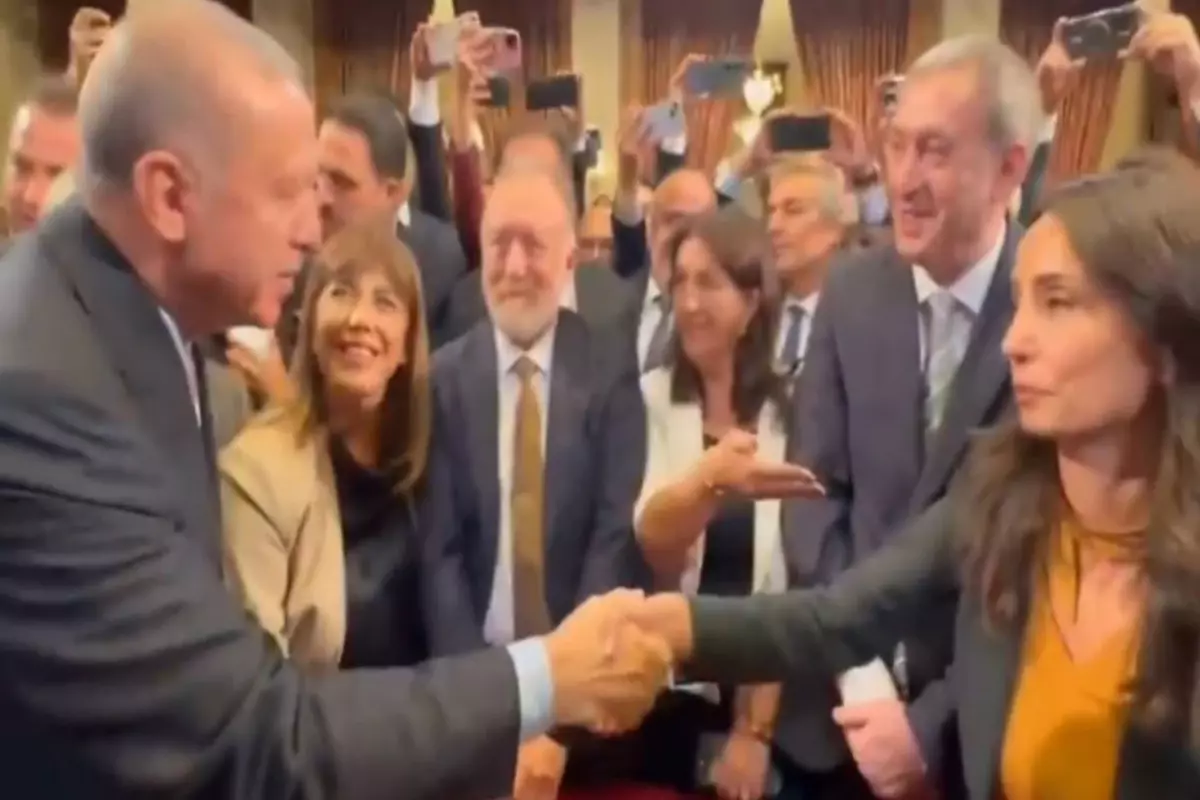 Cumhurbaşkanı Erdoğan, Genel Kurul'da fark etmediği DEM Partili Hatimoğulları'yla resepsiyonda tokalaştı: Kusura bakmayın