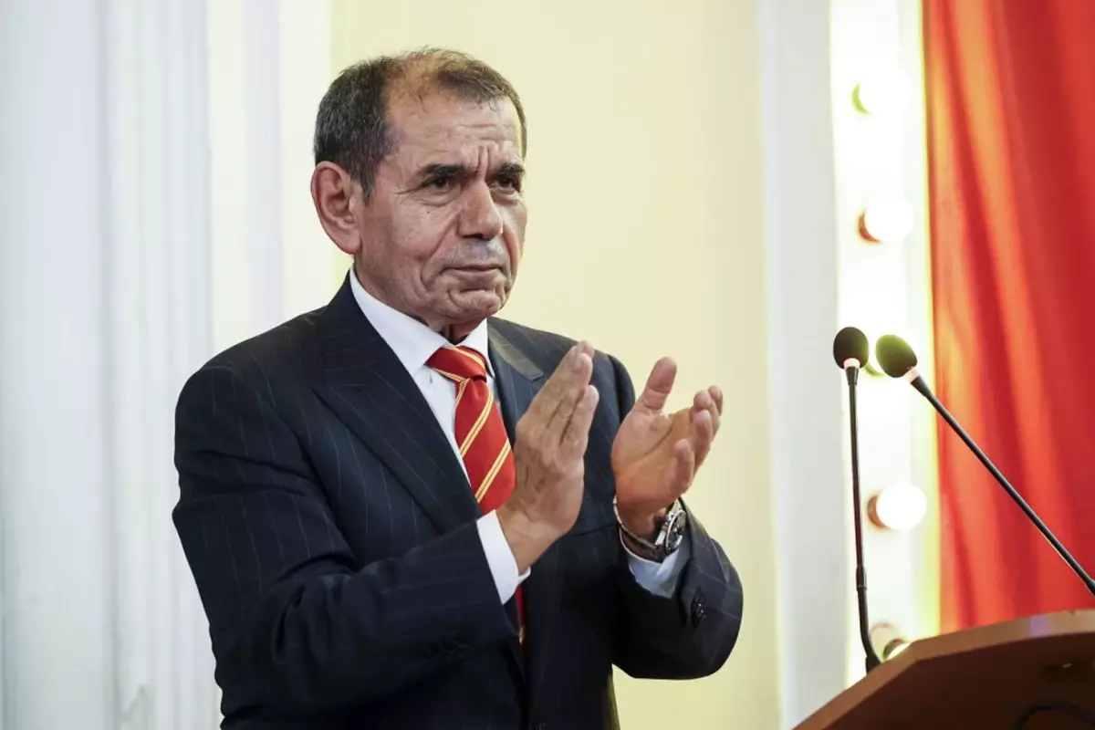 Dursun Özbek, tarihi zaferin ardından soyunma odasında müjdeyi verdi