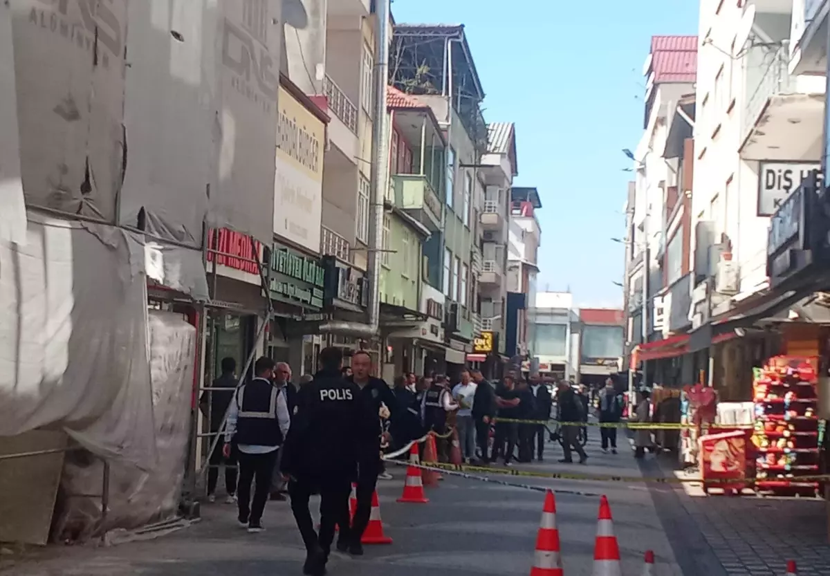Akyazı'da Çatırdayan Bina Tahliye Edildi