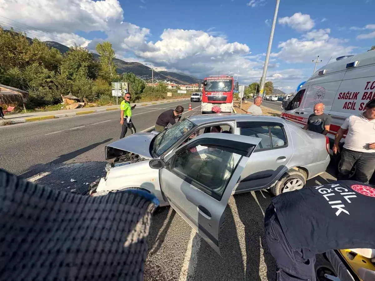 Balıkesir'de Çift Taraflı Trafik Kazası: 2 Yaralı