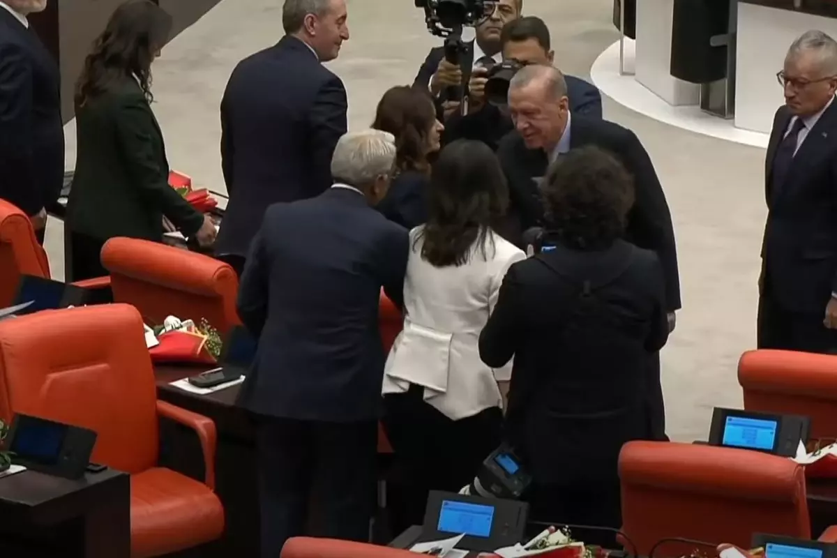 Erdoğan kürsüden iner inmez DEM Partililerle tokalaştı