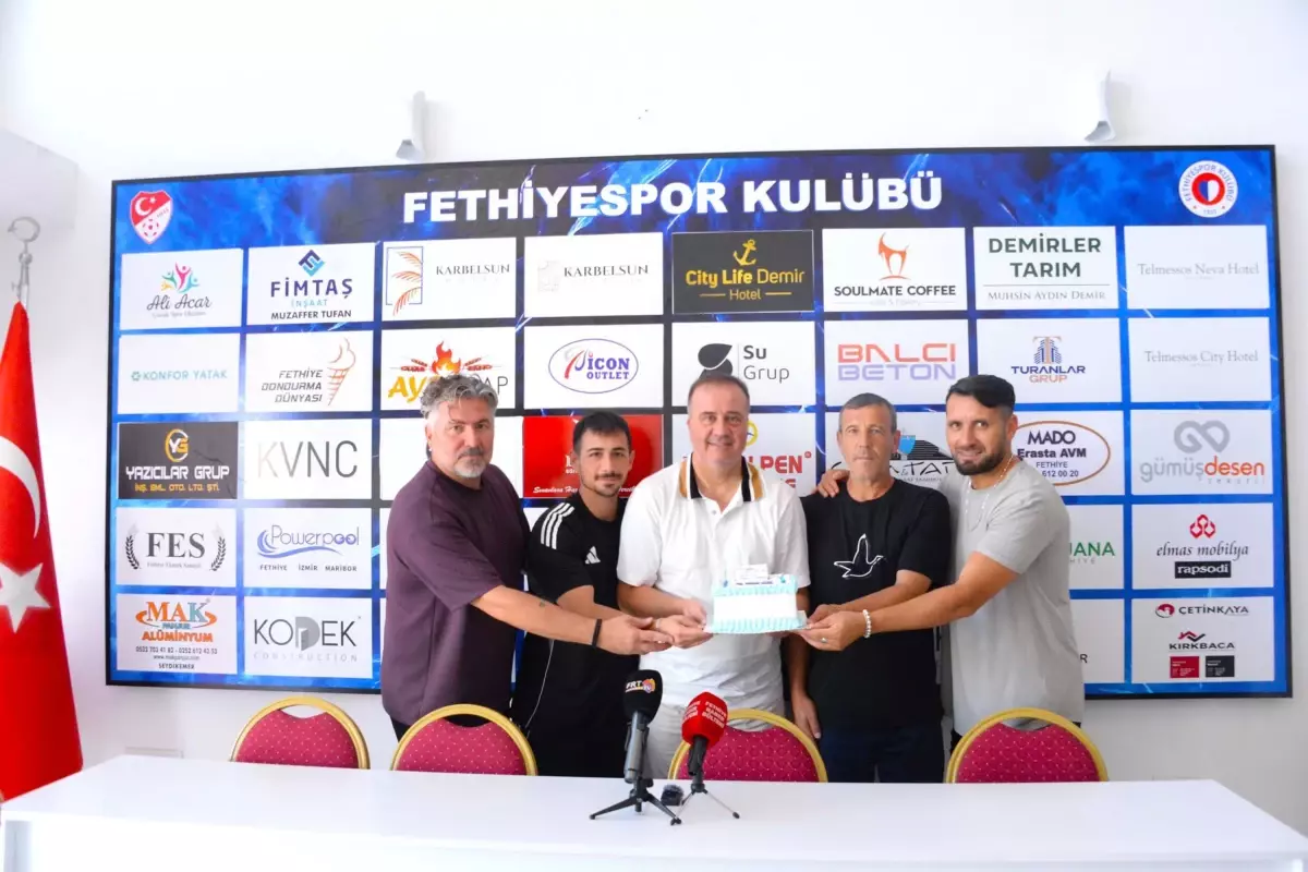 Fethiyespor Teknik Direktörü Selahaddin Dinçel 100. Maçını Kutladı
