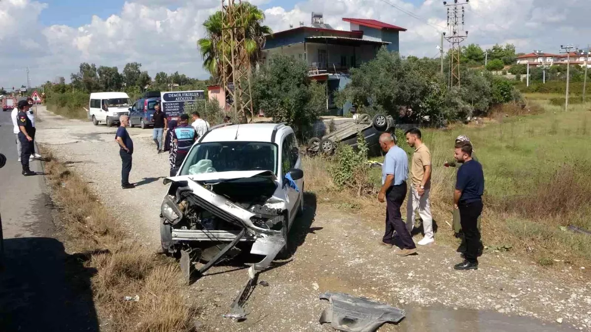 Antalya'da İki Ticari Araç Çarpıştı: 1 Yaralı