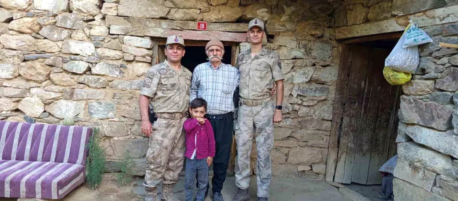 Jandarma Ekipleri Dünya Yaşlılar Günü'nde Yaşlıları Ziyaret Etti