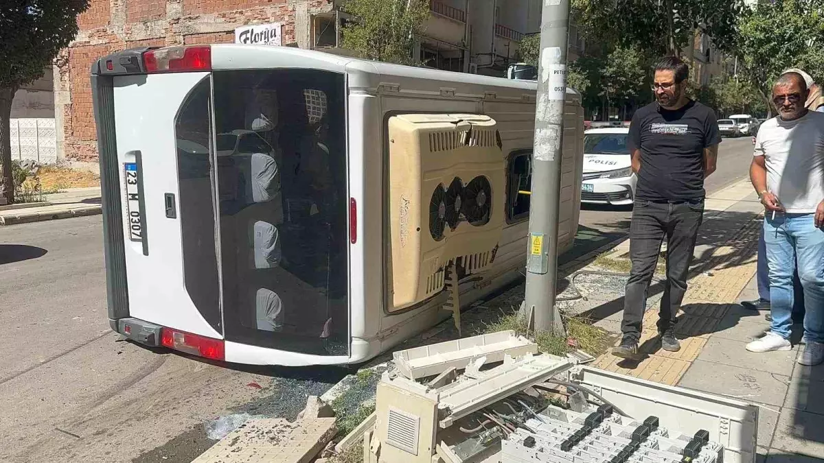 Elazığ'da Minibüs Devrildi, Yaralanan Yok