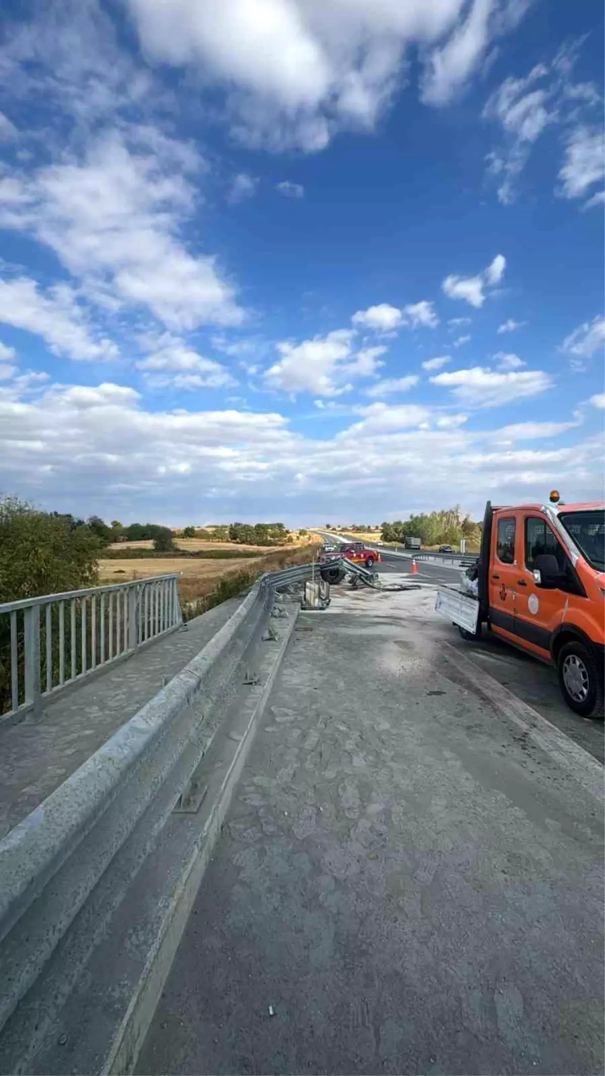 Kırklareli'nde Köprüden Dereye Düşen Tır Sürücüsü Yaralandı