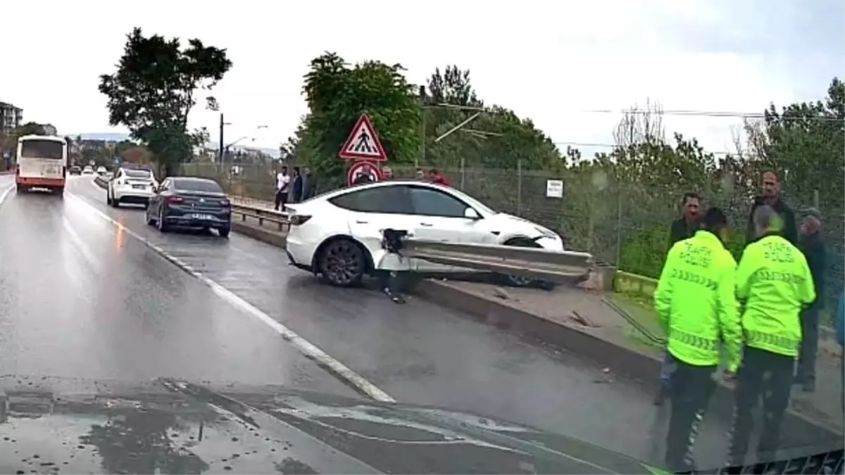 Eskişehir'de Tesla ile Bariyer Arasında Kaza