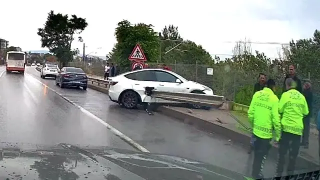 Such an accident has never been seen! The barrier pierced through the Tesla