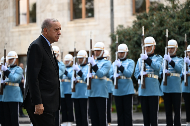 During the opening of the Parliament, the DEM Party and İYİ Party welcomed President Erdoğan on their feet