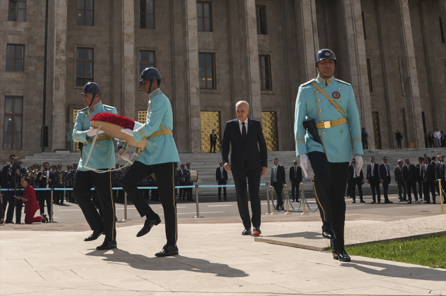 During the opening of the Parliament, the DEM Party and İYİ Party welcomed President Erdoğan on their feet