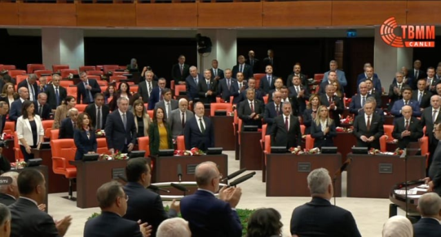 During the opening of the Parliament, the DEM Party and İYİ Party welcomed President Erdoğan on their feet