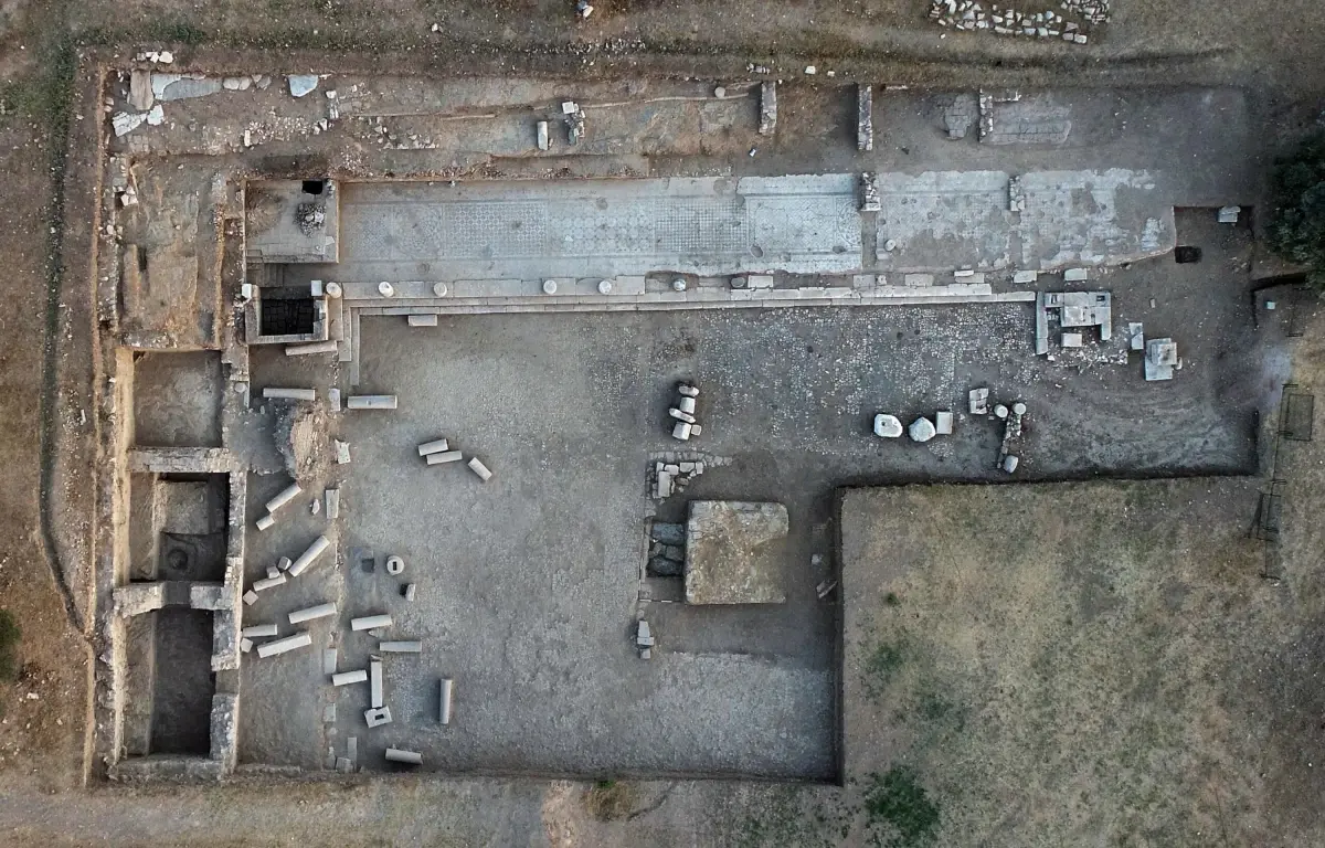 Metropolis Antik Kenti'nde 1800 Yıllık Ticaret Merkezi Bulundu