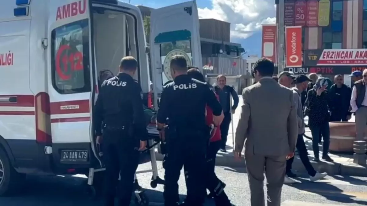 Erzincan'da Motosikletin Çarptığı Yaya Yaralandı