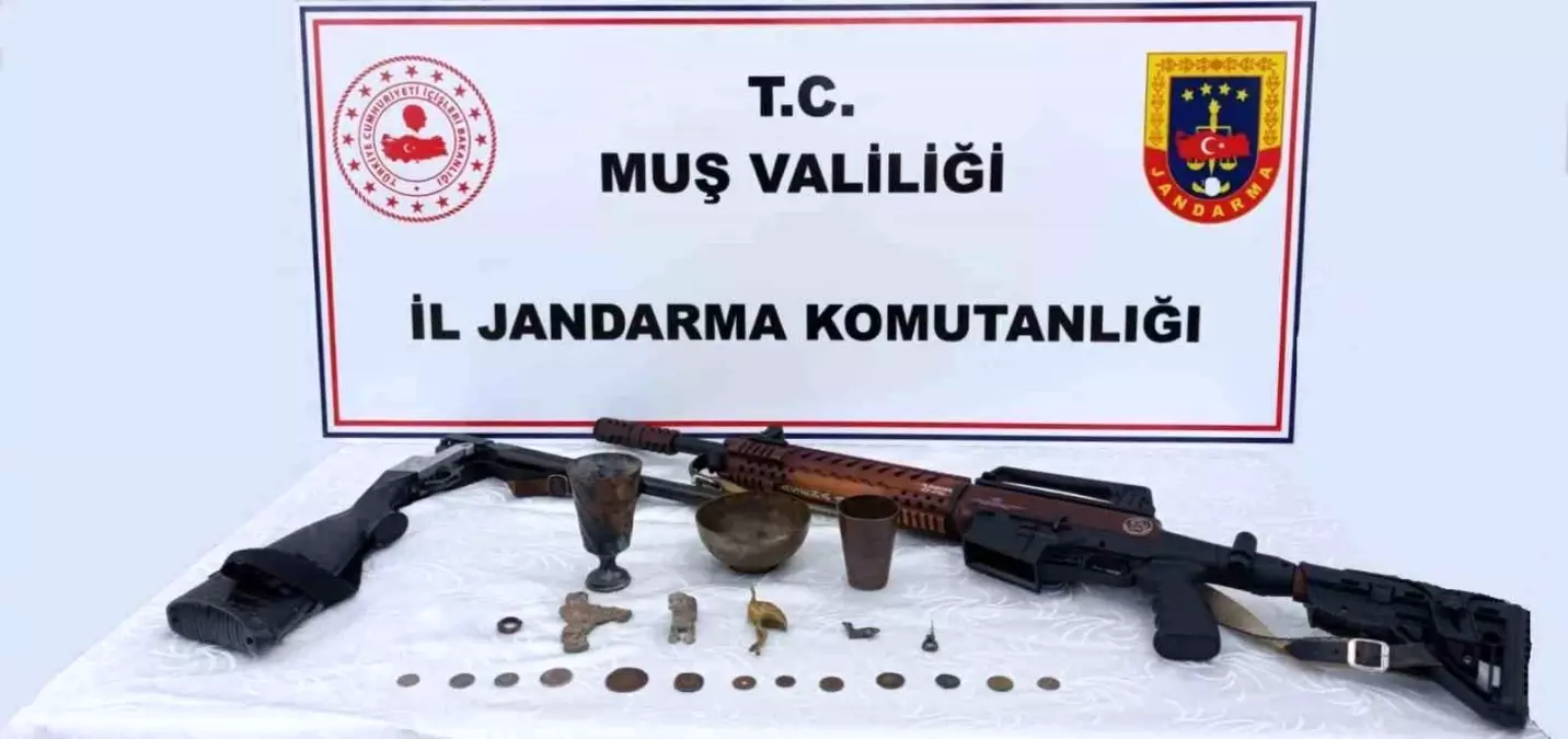 Muş'ta Tarihi Eser Operasyonu: Urartu ve Roma Dönemine Ait Objeler Ele Geçirildi