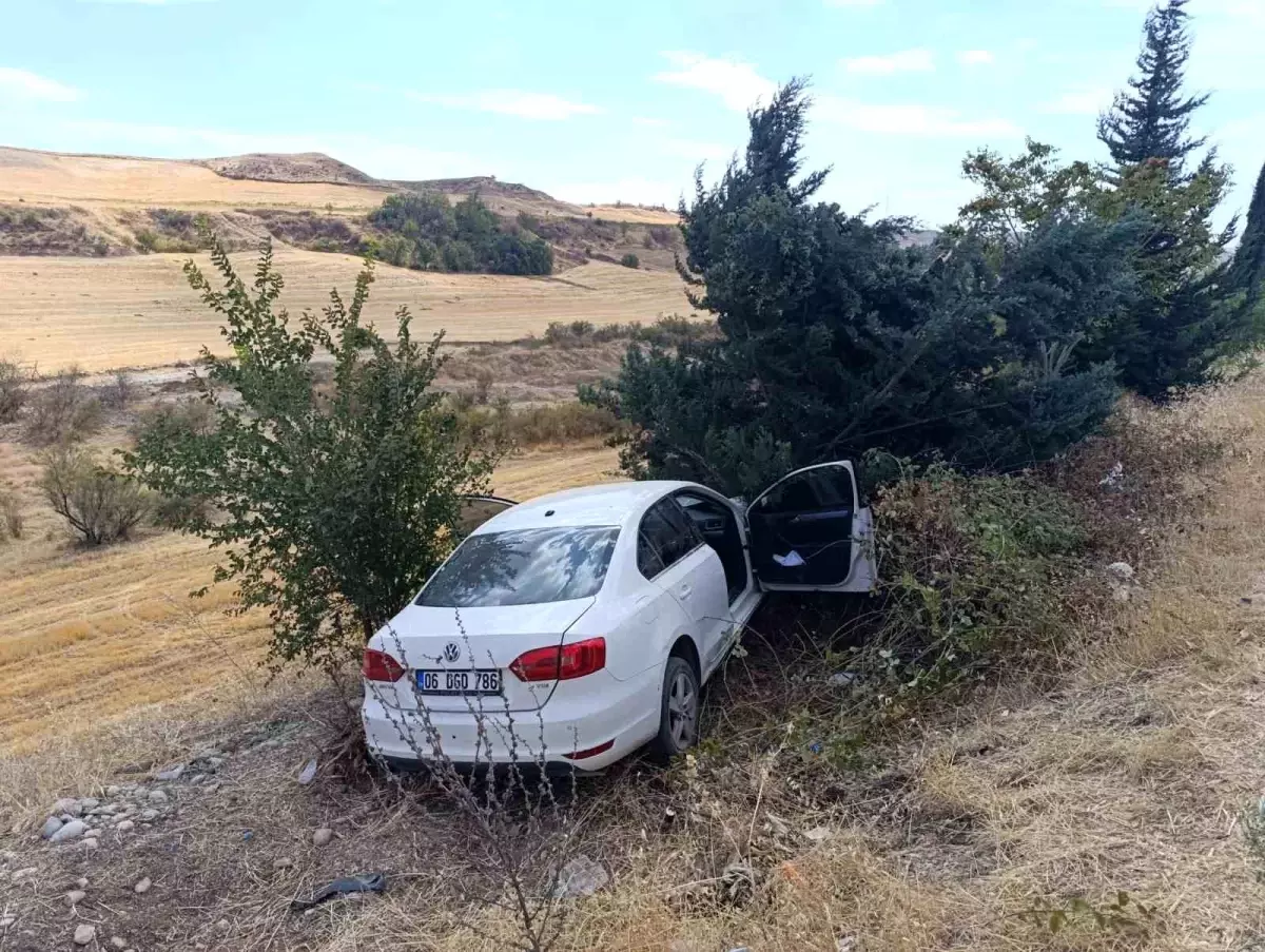 Adıyaman'da Otomobil Şarampole Yuvarlandı: İki Yaralı