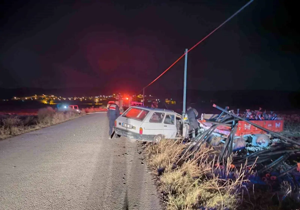 Afyonkarahisar'da Trafik Kazası: Otomobil Traktöre Çarptı, 2 Yaralı