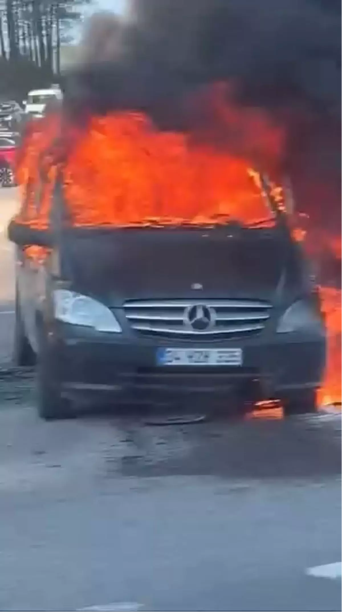 Pendik'te Minibüs ve Otomobilin Karıştığı Kazada Yangın Çıktı