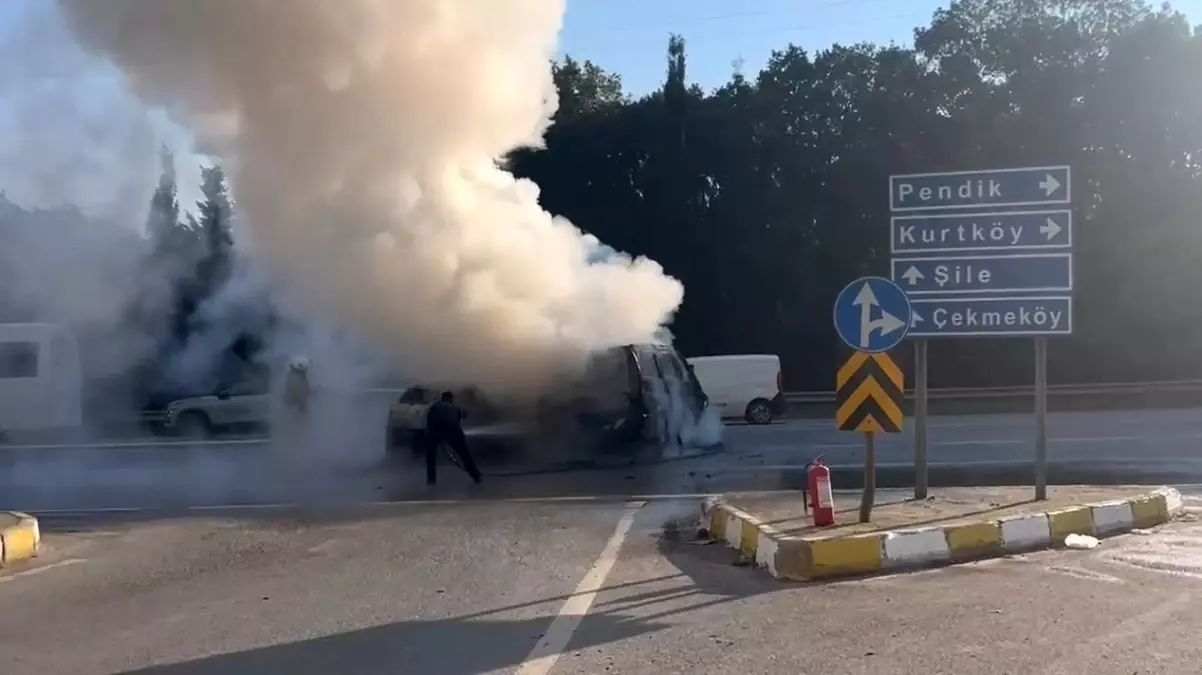 Sultanbeyli'de Trafik Kazası: Araç Yangını ve Devriilen Elektrik Direği