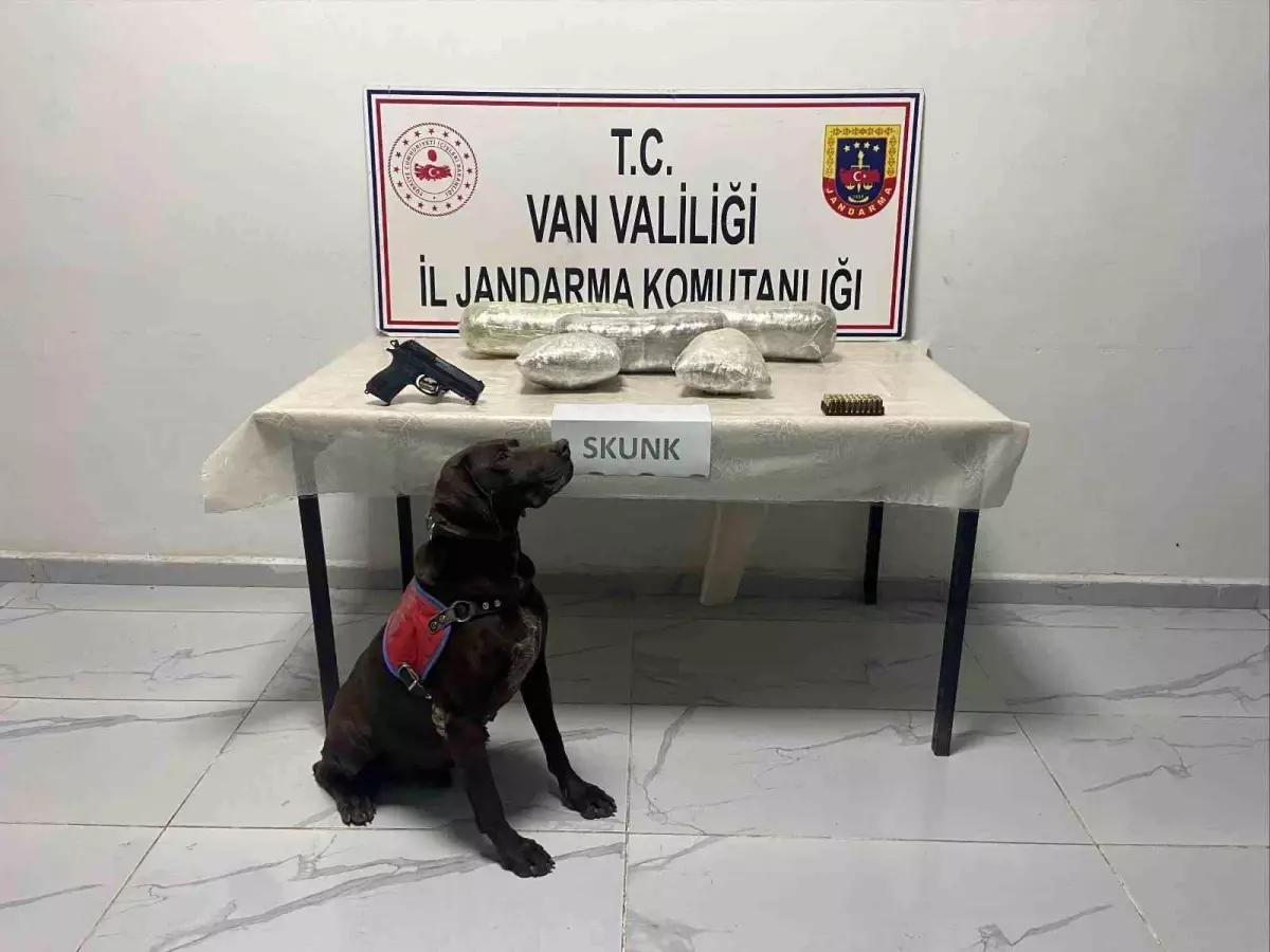 Başkale'de Uyuşturucu ve Kaçak Malzeme Ele Geçirildi