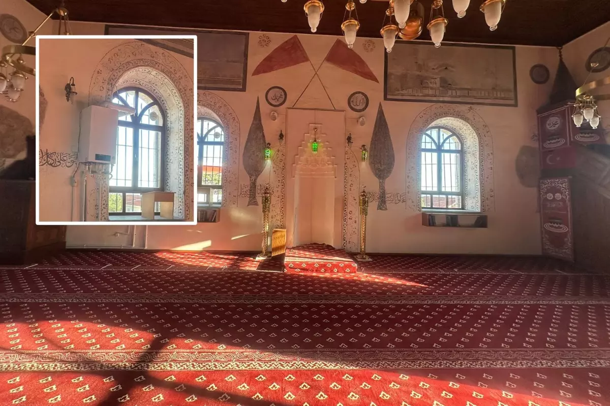 139 yıllık camide şok eden manzara! Kıble duvarına yerleştirdiler