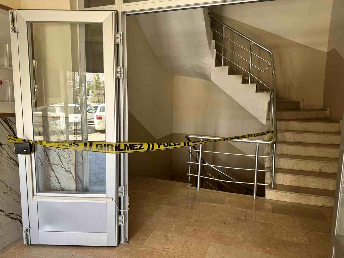 Niğde'de Apartman Boşluğuna Düşen Kişi Ağır Yaralandı