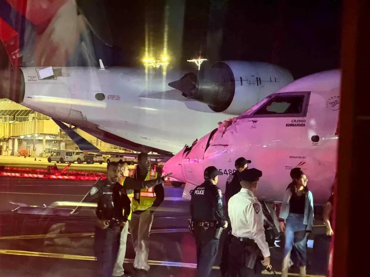 LaGuardia Havalimanı'nda Uçak Çarpışması: 2 Yaralı