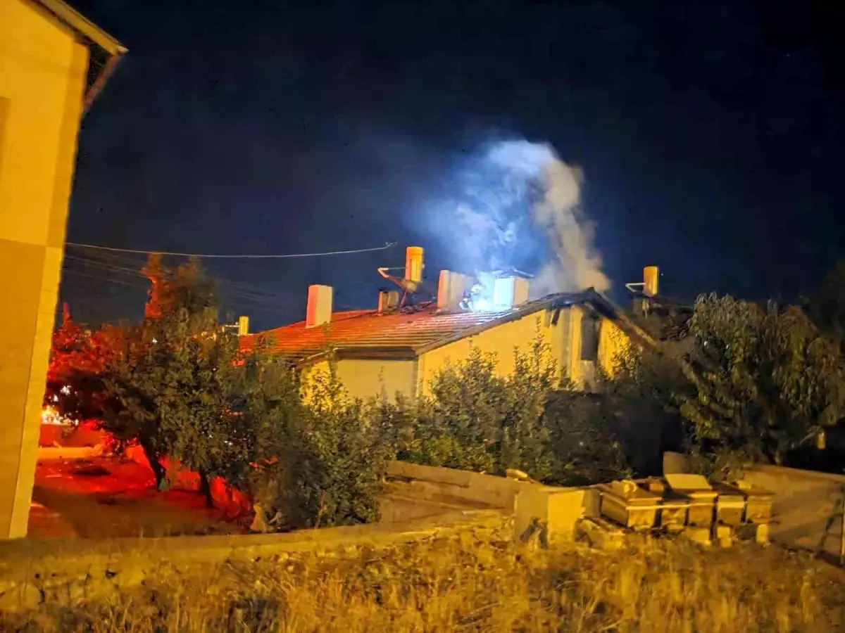 Ankara'da Yangın: 2 Kişi Dumandan Etkilenerek Hastaneye Kaldırıldı