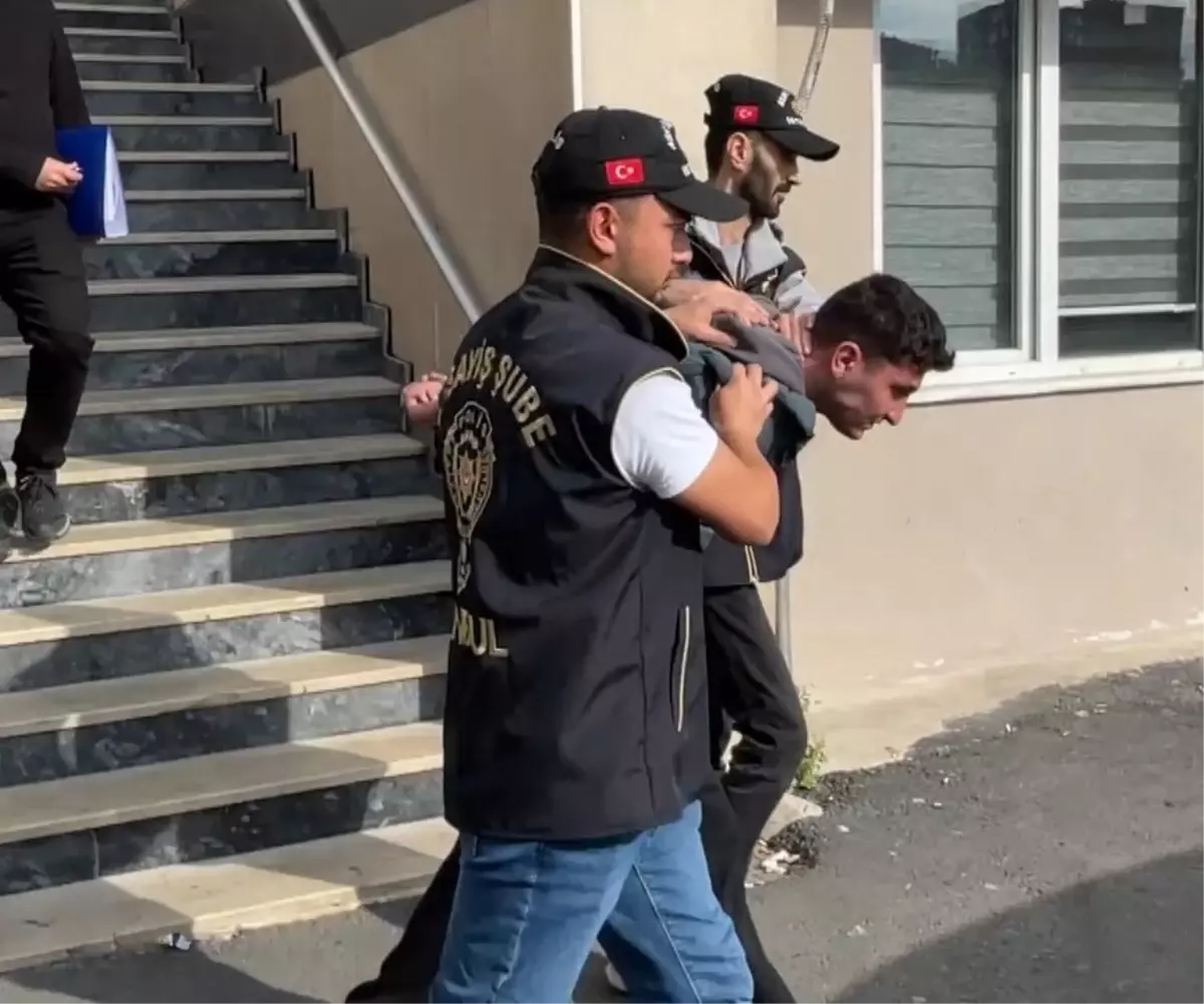 Anneden Mesaj Attığını öne sürdüğü kişiyi Bıçaklayarak Öldürdü